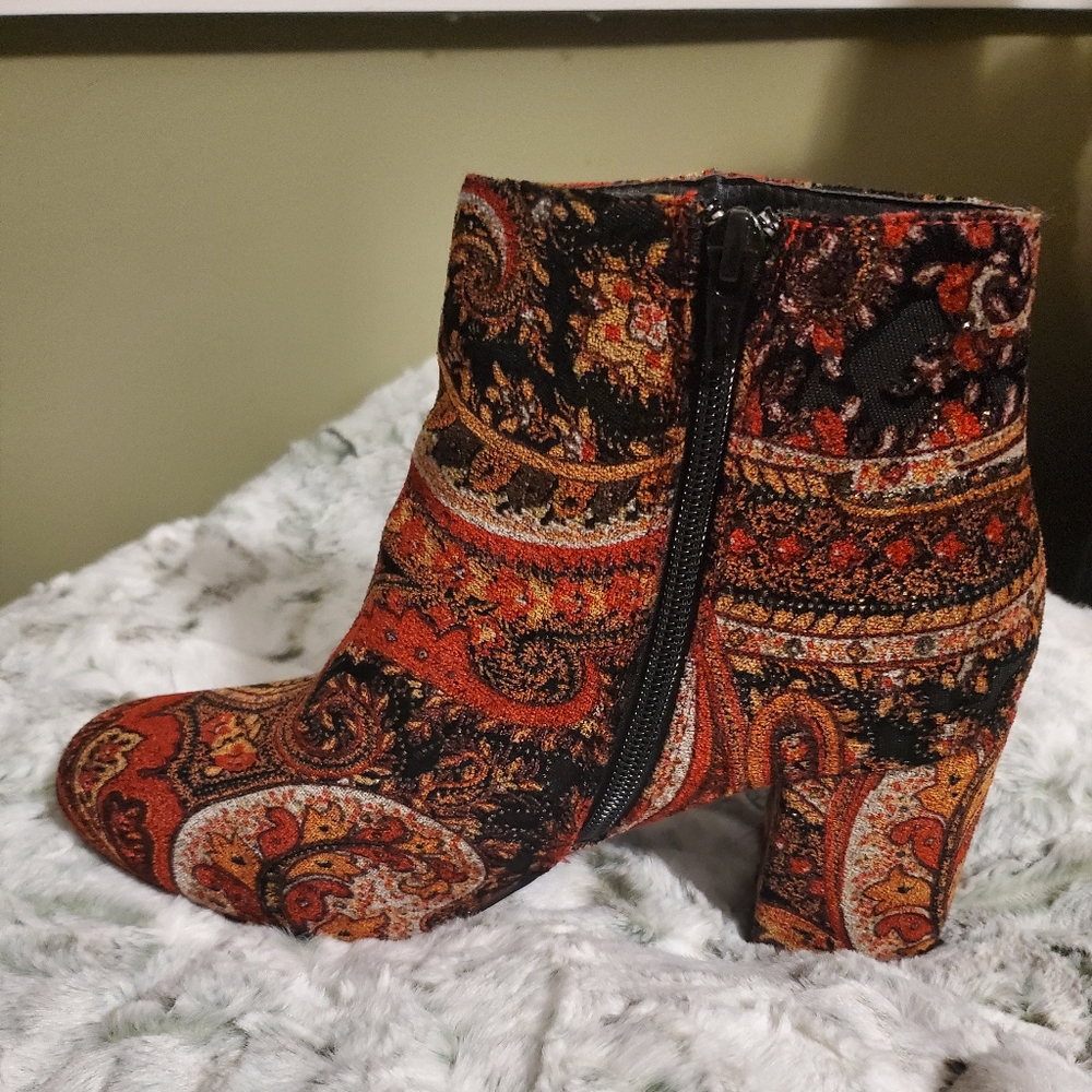 Diba booties. Size 9M gently used, stylish and comfortable